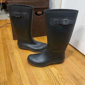 Calf high rain boots